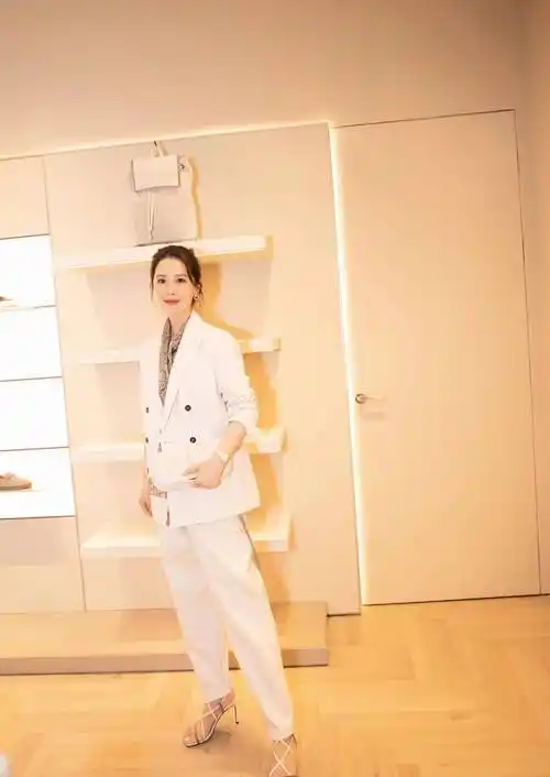 海清不愧是"职场精英",一件深蓝连体裤,穿出四十岁女性的优雅