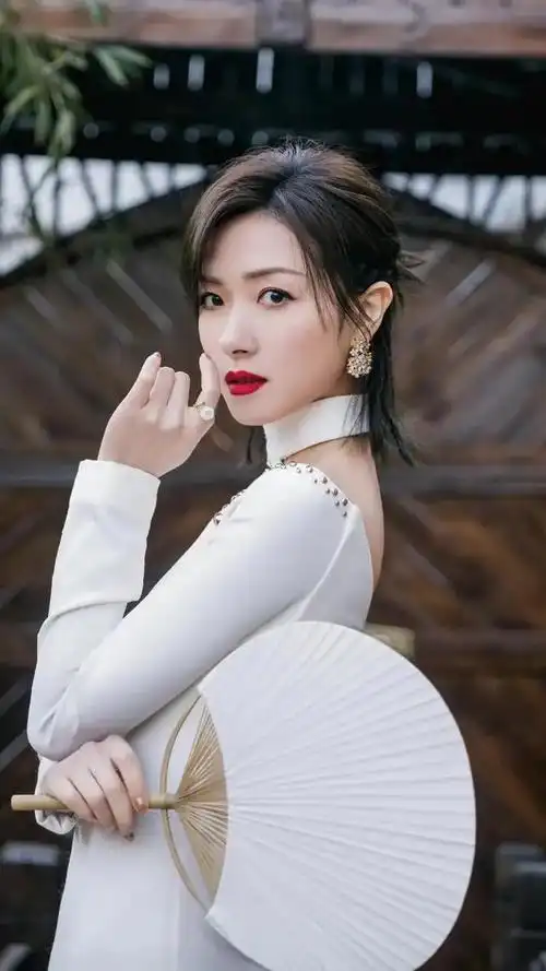 万茜个人资料简介图片(著名演员万茜:从坚定不婚不育,到爱家宠女狂魔