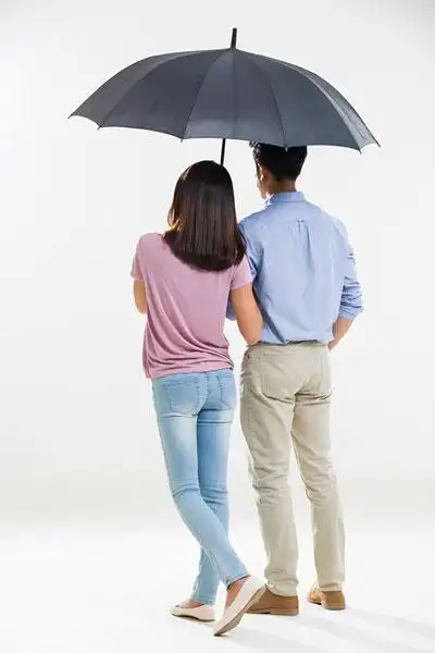 年轻情侣打着雨伞