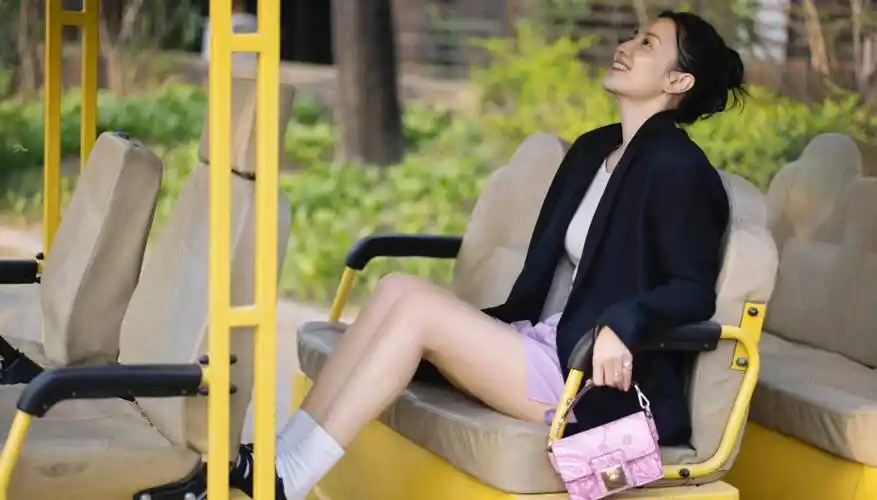 42岁宋佳西装搭配短裤秀大长腿,直接坐在观光车上凹造型_粉色_衬衫