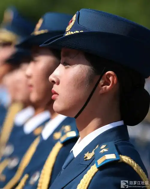 美女集中营:解放军首批仪仗女兵执行外交礼仪接受检阅