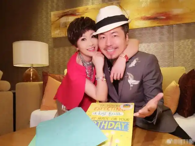 黄国伦老婆生日晒与老公合照秀恩爱网友这些礼物应该是用心的