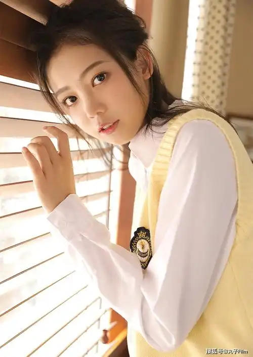 性感美女时尚写真长发少女校花学生服短裙笑容可爱清纯甜美迷人