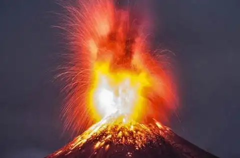 墨西哥科利马火山喷发自带闪电 画面极具震撼