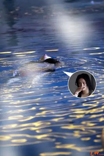 孟瑶黑色比基尼现身酒店泳池戏水