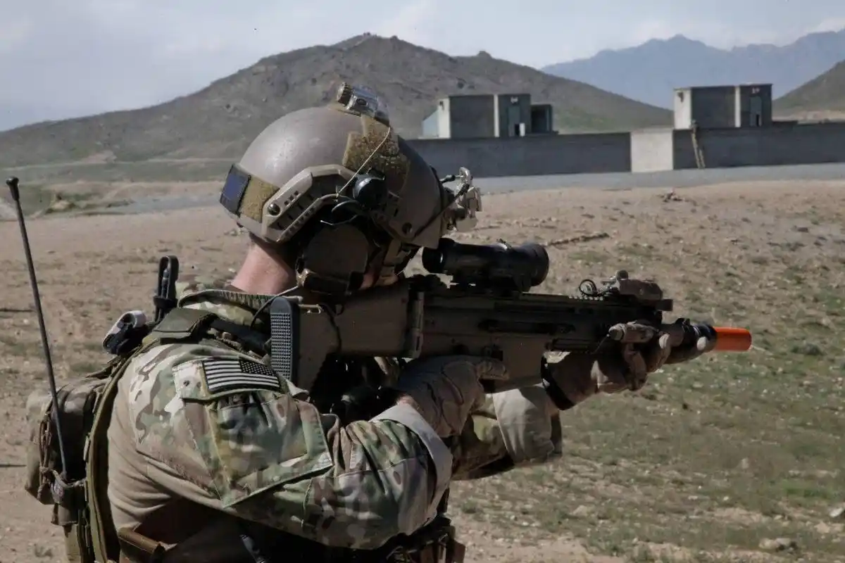 美国军队的fast式头盔够炫酷,我们的兵哥哥戴什么样的头盔?_战术