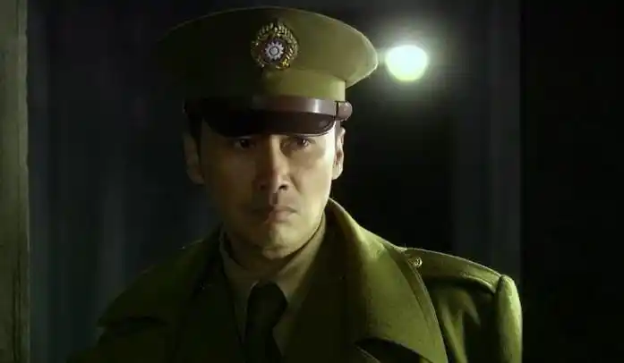 在柳云龙亲自执导的镜头下,从军靴向上广角仰拍,军装,墨镜,白手套的