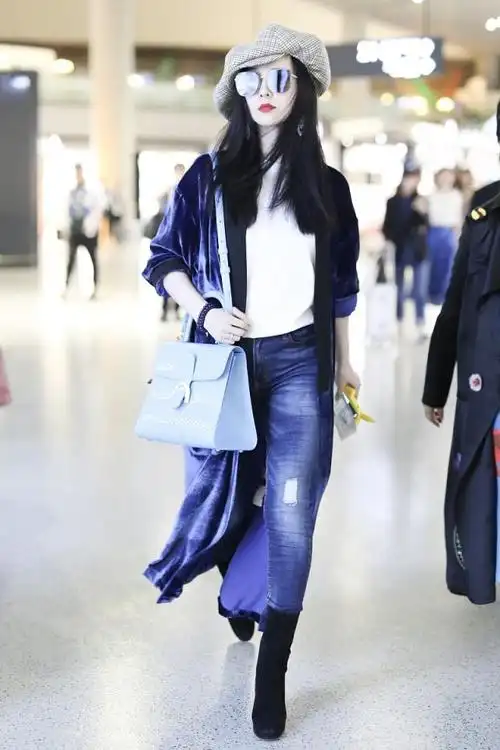 范冰冰街拍:丝绒开衫破洞牛仔裤 delvaux手袋麂皮靴时髦优雅