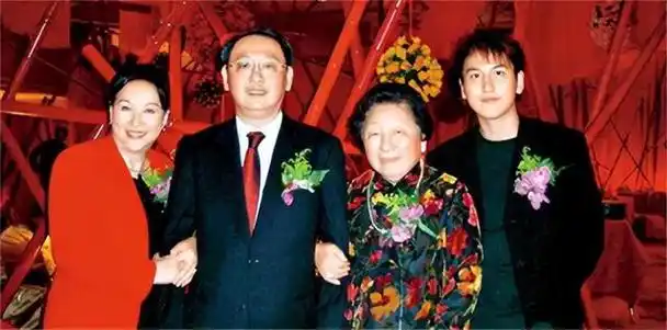 回顾汤臣集团公子汤珈铖父亲去世留上海133套房