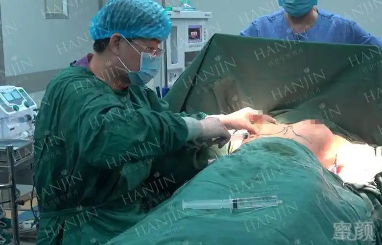 手术大概2个小时左右,麻醉醒了以后也不是很疼~就是上身绑着绷带和血