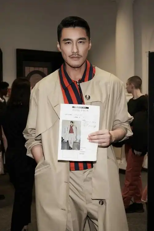 伦敦时装周大使胡兵英国走秀 培育时尚新生力量|模特_网易订阅