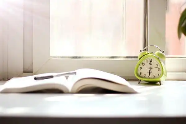 午后的阳光与书