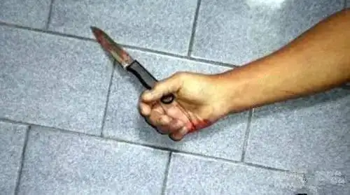 29岁女儿突然拿刀刺向69岁亲生父亲,背后真相让所有人都心酸.