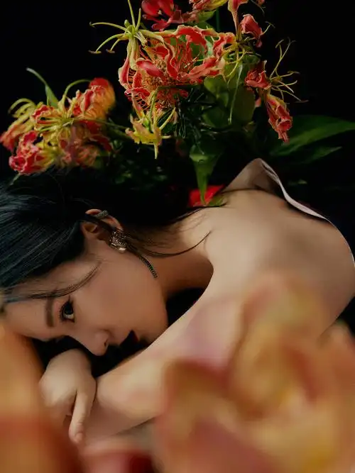 乔欣穿红白大长裙美出天际!暗黑风大片又妖又撩