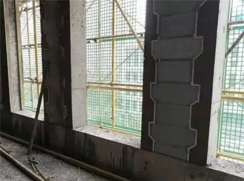 开孔两侧必须在24厘米之内,必须使用实心混凝土砖