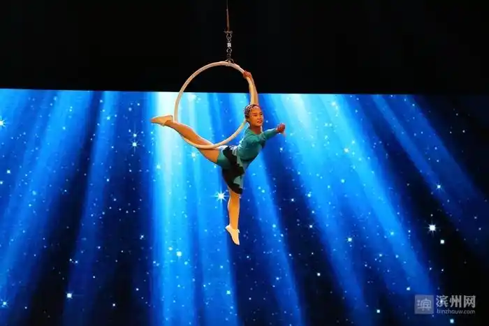 杂技演员表演《吊环》