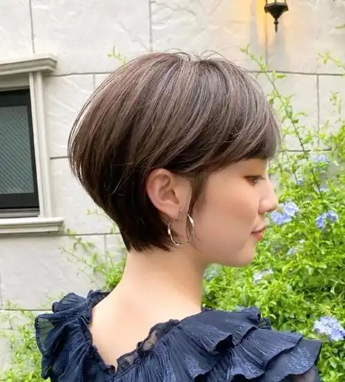 日系露耳短发,整个发型看起来特别清爽利落,露出耳朵的发型设计,特别