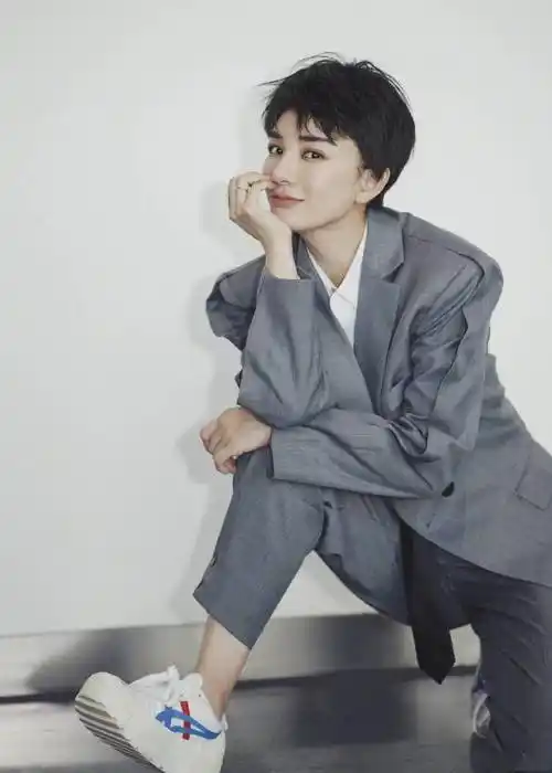 黄奕穿灰色西装酷飒干练短发造型帅气满分