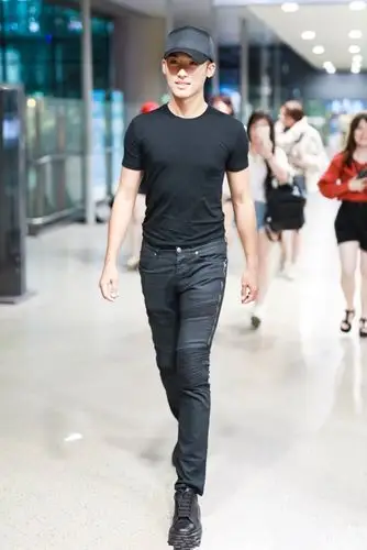 张赫穿黑色t恤肌肉隐现 行走间吐舌卖萌做小鲜肉帅气十足