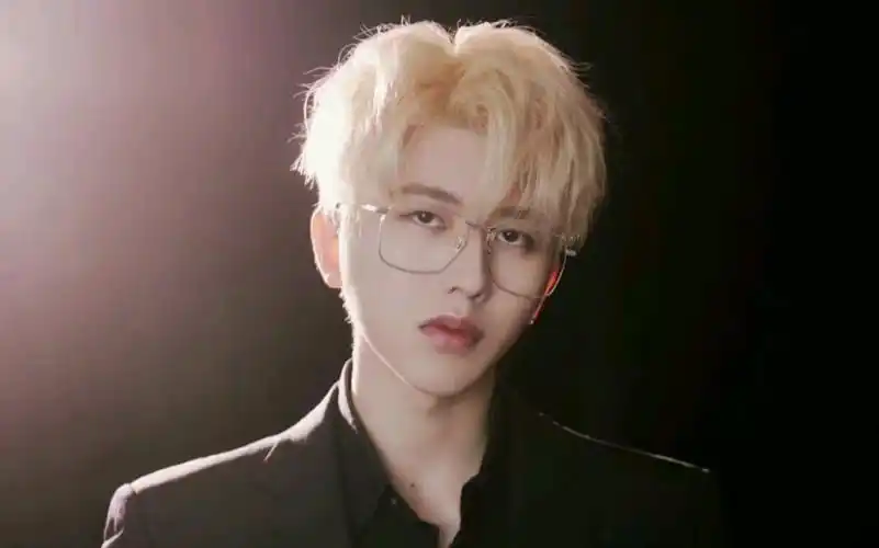 蔡徐坤黑色西装边框眼镜鲨疯了,邪魅一笑太帅了