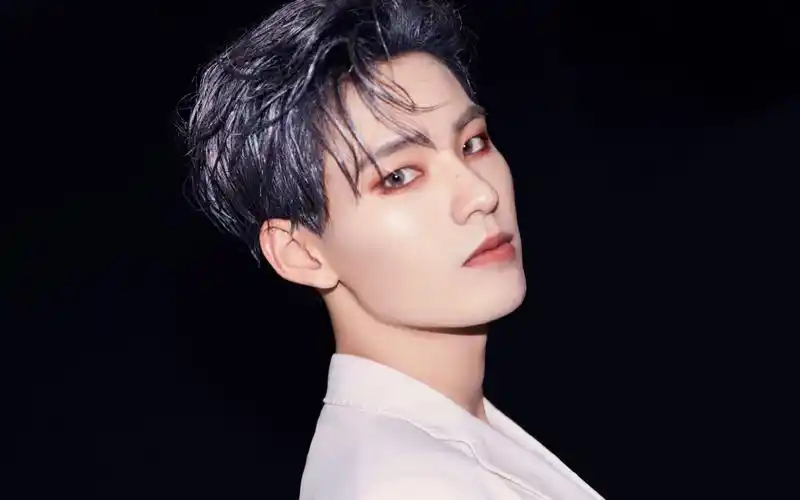 姚明明银发白西装个人单曲precious舞蹈版公开600w福利正式上线