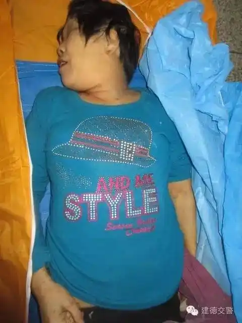 死者为女性,年龄约60岁左右,长脸,短发,体型微胖,着蓝色短