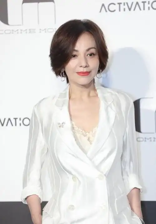 王琳自带贵气感穿白色西装配短裤短发凌厉看着就霸气