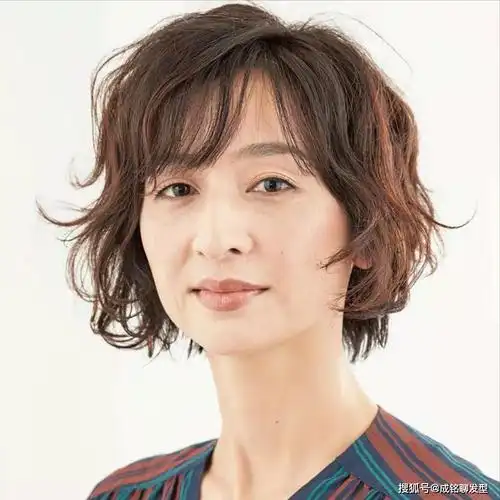 短发也疯狂!40-50岁轻熟女必备,洋气发型大揭秘!_女士_效果_卷发