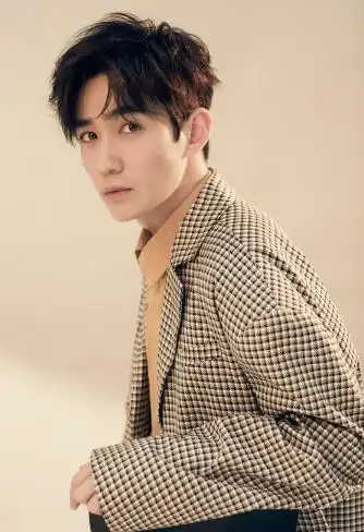 朱一龙最新写真发布 暖色西装彰显阳光活力