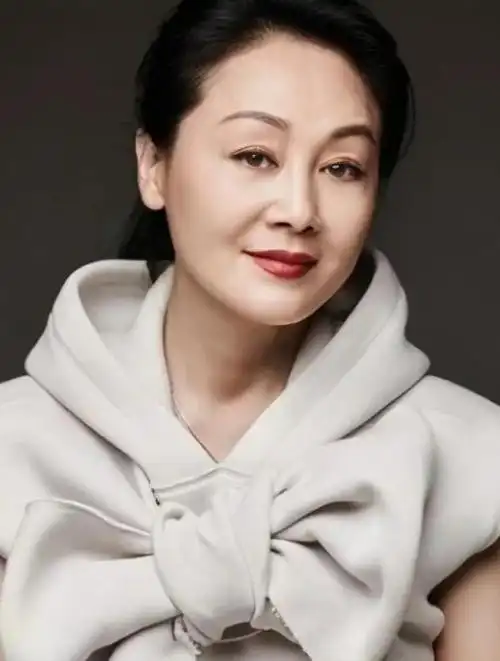 她是知名的演员,嫁给了自己的初恋,她的儿子却成为了她一生之痛