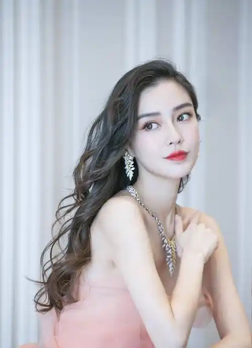 杨颖穿"星空裙"秀白嫩香肩,配波浪卷长发,魅力四射直击心底_活动_礼服