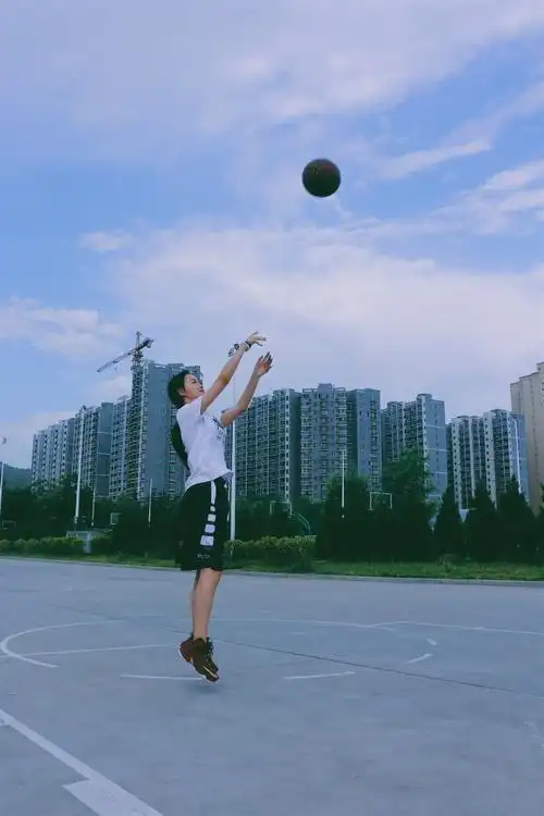 詹皇迷妹酷爱篮球 清纯可爱身材完美