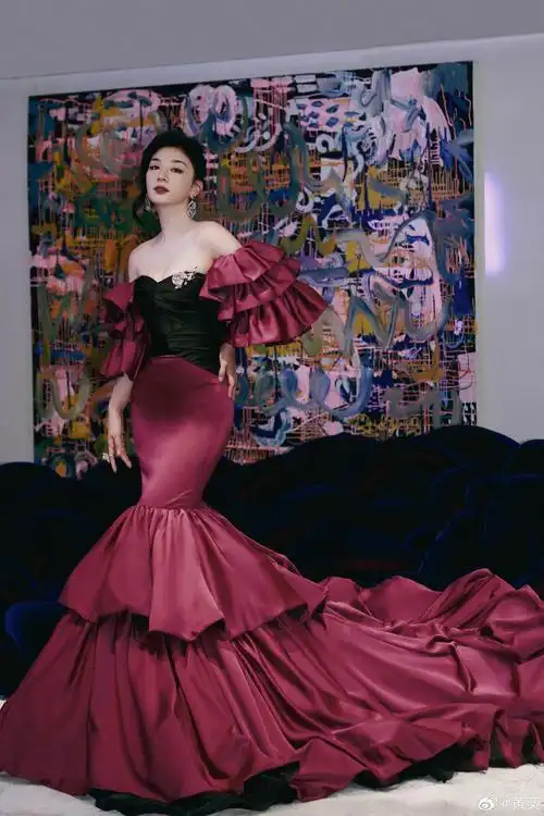 黄奕穿修身裙勾勒完美身材发丝垂落太撩人