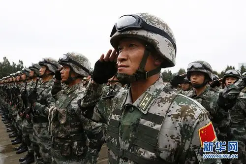 双方国旗同时入场,中方官兵敬军礼.李松 摄