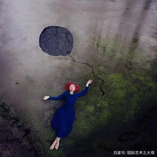 与美丽的风景融为一体,似乎在用舞蹈讲故事,不仅让人看到芭蕾舞的内涵