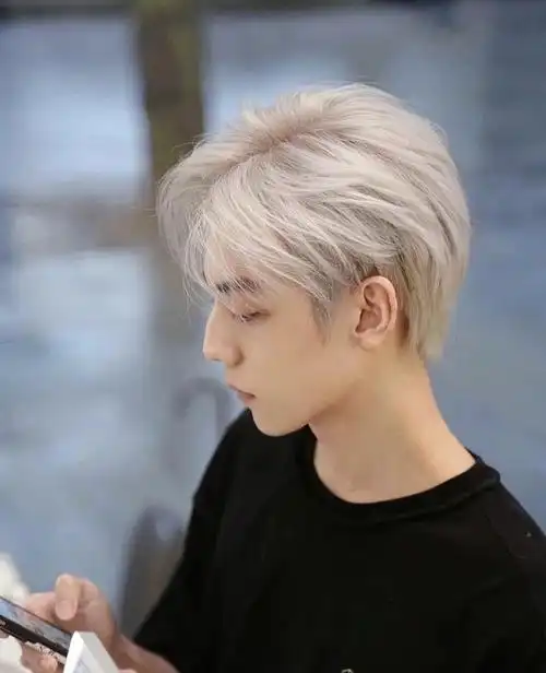 喜欢染浅色的染头发就染个米白色