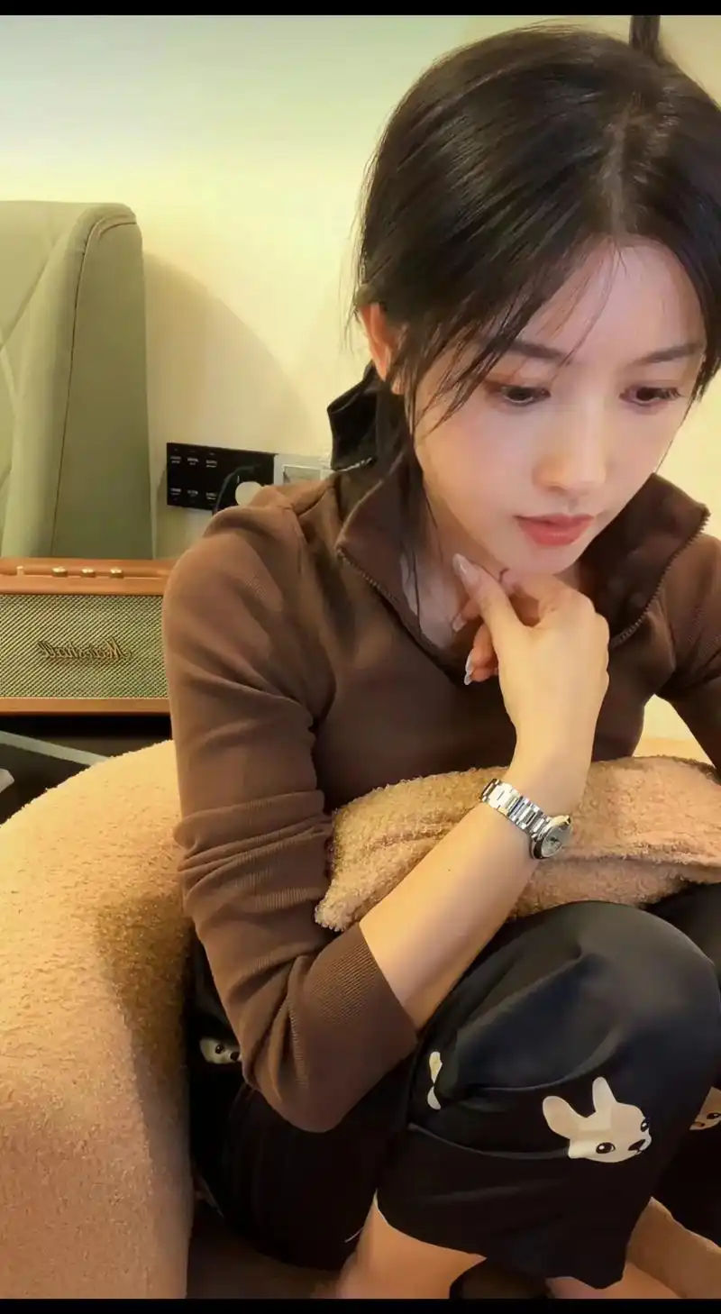 居家女孩自拍.风水轮流转 今天我好看!#清纯甜美 #耐看型  - 抖音