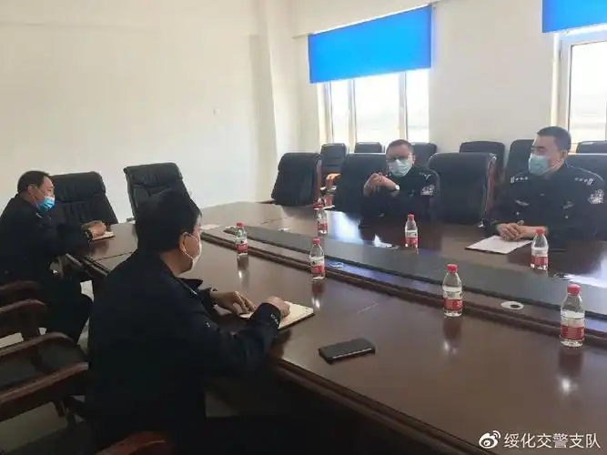 5月14日,绥化市公安局交通警察支队副支队长曹文玉,支队宣传科科长尤