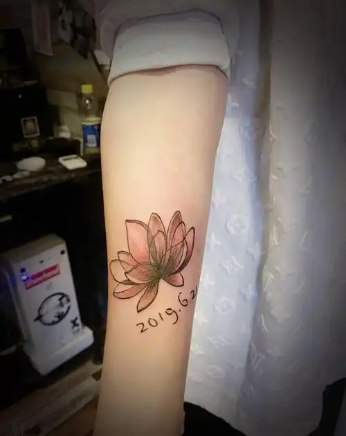 莲花纹身图片手臂新传统水彩纹身图案
