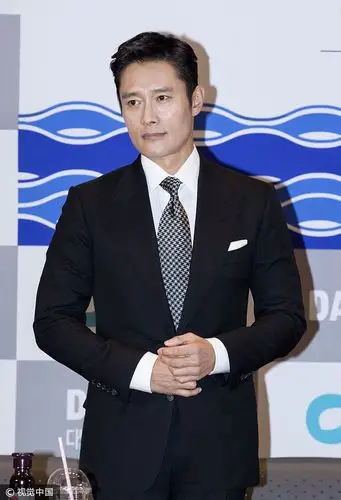 李秉宪黑色西装搭千鸟格领带 压花皮鞋尽显熟男魅力