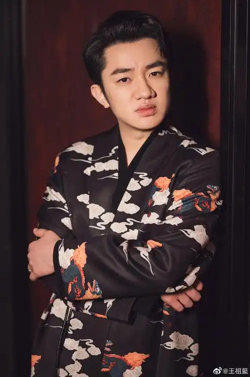 同机乘客确诊王祖蓝工作室报平安配合集中隔离措施现已解除隔离