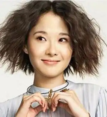 这是好看的波波头发型,现在就是很流行这样的玉米烫发型