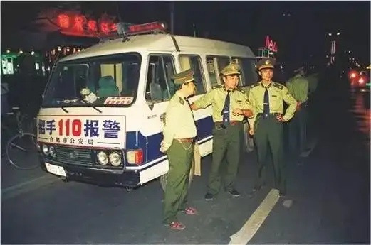 冬,合肥民警在雪中执勤20世纪80年代初,合肥公安民警在开展巡逻工作20