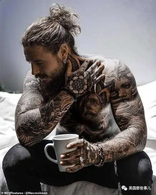 胖小哥一年减重80公斤猛变肌肉男,纹身之下是他一路走来的伤疤