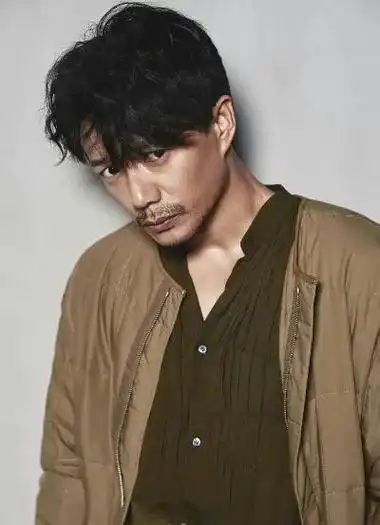 演员段奕宏:娶小师妹为妻,一心一意爱了好多年