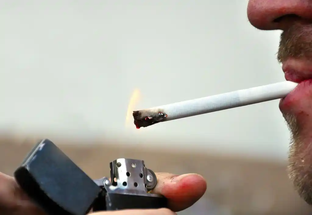 吸烟,黑色的 zippo 打火机和抽雪茄的男人