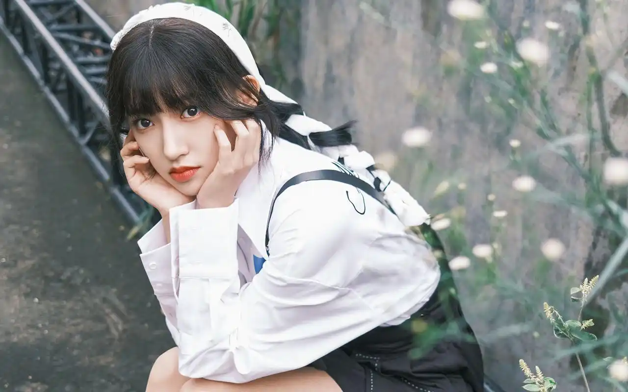 程潇白头巾短裙甜美高清桌面壁纸