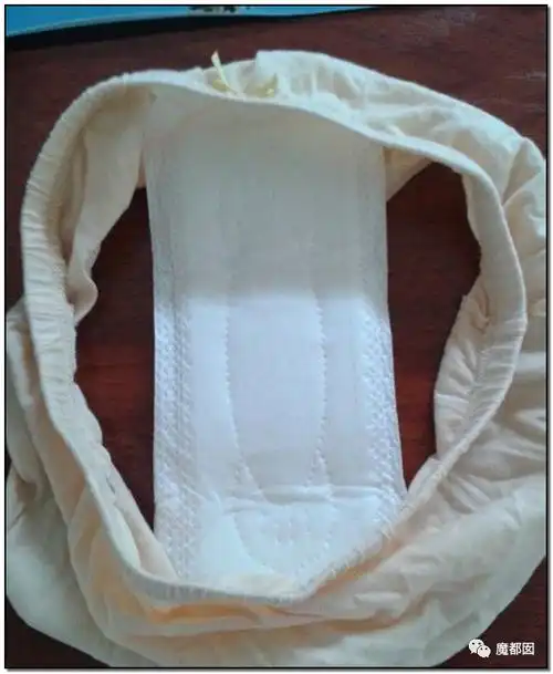 没见过来不及换卫生巾血漏出来后沾血的内裤,不知