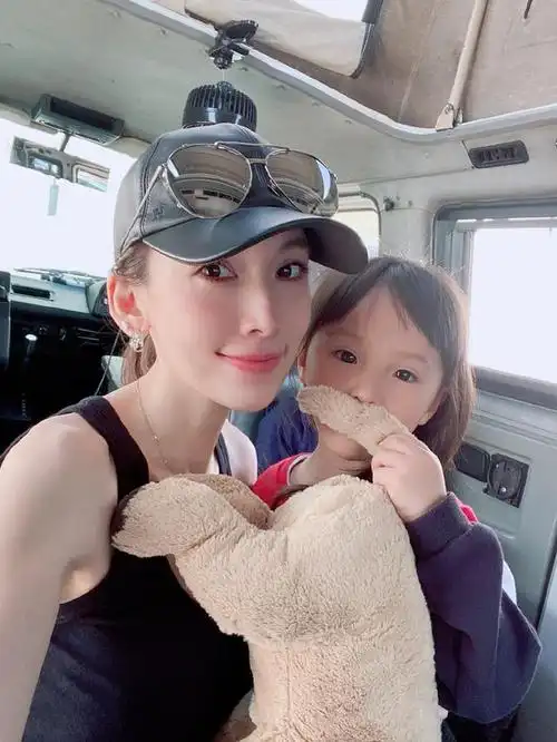 林志颖40岁娇妻被催生女儿穿紧身背心帅气有型一点不像三娃妈