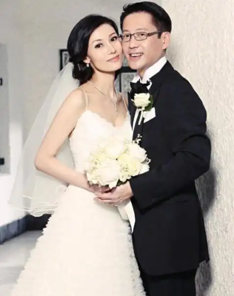 李嘉欣晒十周年合照相互依偎十分甜蜜图